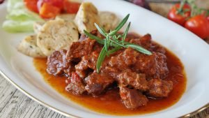 সারা বিশ্বের মধ্যে কিছু দেশের জনপ্রিয় খাবার 9 goulash 2872112 1920 সারা বিশ্বের মধ্যে কিছু দেশের জনপ্রিয় খাবার