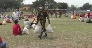 সেনাবাহিনীর খাদ্য সামগ্রী বিতরণ গোপালগঞ্জ ও ঝালকাঠিতে 