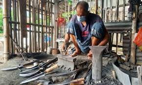 টুং টাং শব্দে মুখরিত কুমিল্লার কামারপাড়া 1 টুং টাং শব্দে মুখরিত কুমিল্লার কামারপাড়া