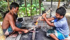 টুং টাং শব্দে মুখরিত কুমিল্লার কামারপাড়া 2 টুং টাং শব্দে মুখরিত কুমিল্লার কামারপাড়া