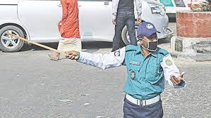 কুমিল্লায় সড়কে শৃঙ্খলা ফেরাতে ট্রাফিক পুলিশ কাজ করছেন 1 কুমিল্লায় সড়কে শৃঙ্খলা ফেরাতে ট্রাফিক পুলিশ কাজ করছেন