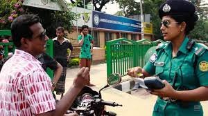 কুমিল্লায় সড়কে শৃঙ্খলা ফেরাতে ট্রাফিক পুলিশ কাজ করছেন 3 কুমিল্লায় সড়কে শৃঙ্খলা ফেরাতে ট্রাফিক পুলিশ কাজ করছেন