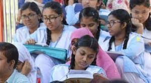 টাঙ্গাইলে বন্যার কারণে ভিন্ন পরিবেশে ক্লাস করছে রাশড়া বিদ্যালয়ের শিক্ষার্থীরা