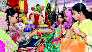 কুমিল্লায় নারী উদ্যোক্তাদের পণ্য মেলায় ক্রেতাদের ভিড় 3 কুমিল্লায় নারী উদ্যোক্তাদের পণ্য মেলায় ক্রেতাদের ভিড়