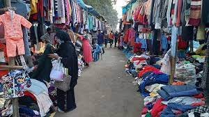 শীতের শুরুতে শীতবস্ত্র কিনতে কুমিল্লার ক্রেতাদের আনাগোনা