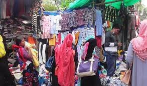 শীতের শুরুতে শীতবস্ত্র কিনতে কুমিল্লার ক্রেতাদের আনাগোনা