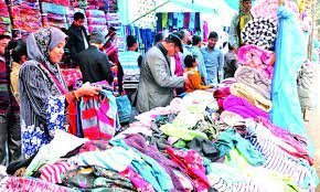 শীতের শুরুতে শীতবস্ত্র কিনতে কুমিল্লার ক্রেতাদের আনাগোনা