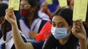 কুমিল্লা ভিক্টোরিয়া কলেজে এইচএসসি পরীক্ষার্থীদের টিকা দান