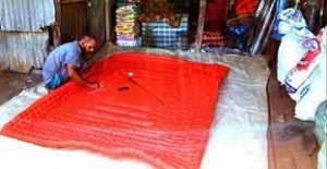 বরিশালে লেপ তোশক তৈরিতে ব্যস্ত সময় পার করছেন কারিগররা