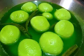 কুমিল্লায় মিষ্টির জগতে কাঁচা মরিচের ঝাঁজে সবুজ রঙের রসগোল্লা