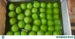 কুমিল্লায় মিষ্টির জগতে কাঁচা মরিচের ঝাঁজে সবুজ রঙের রসগোল্লা