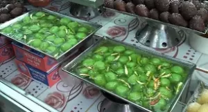 কুমিল্লায় মিষ্টির জগতে কাঁচা মরিচের ঝাঁজে সবুজ রঙের রসগোল্লা