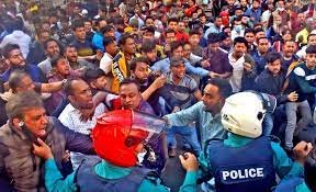 চট্টগ্রামে বিএনপির মানববন্ধন থেকে পুলিশকে ইটপাটকেল নিক্ষেপ 1 চট্টগ্রামে বিএনপির মানববন্ধন থেকে পুলিশকে ইটপাটকেল নিক্ষেপ