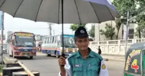 কুমিল্লায় সড়কে শৃঙ্খলা ফেরাতে ট্রাফিক পুলিশ কাজ করছেন 5 কুমিল্লায় সড়কে শৃঙ্খলা ফেরাতে ট্রাফিক পুলিশ কাজ করছেন