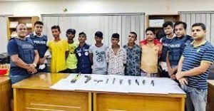 চট্টগ্রামে সাত সদস্যের ছিনতাই দল অস্ত্রসহ গ্রেফতার 