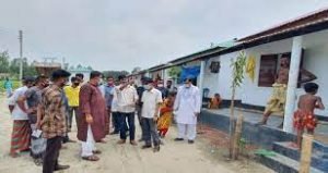 চুয়াডাঙ্গার ডিসির বেগমপুর ঝাঝরি আশ্রয়ণ প্রকল্প পরিদর্শন
