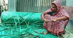 টাঙ্গাইলে পরিত্যক্ত প্লাষ্টিক দিয়ে তৈরি হচ্ছে ডোল