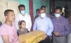 দিনাজপুরের শিশু শিক্ষার্থী স্বর্ণার পাশে প্রধানমন্ত্রী শেখ হাসিনা