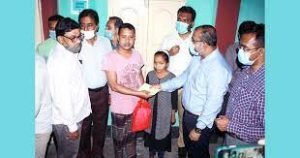 দিনাজপুরের শিশু শিক্ষার্থী স্বর্ণার পাশে প্রধানমন্ত্রী শেখ হাসিনা