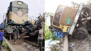 ডোমারে ট্রেন-ট্রাক সংঘর্ষে নিহত ১, ট্রেন চলাচল বন্ধ