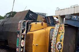 ডোমারে ট্রেন-ট্রাক সংঘর্ষে নিহত ১, ট্রেন চলাচল বন্ধ