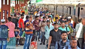 চট্টগ্রাম রেল স্টেশনে ঘরমুখো মানুষের উপচে পড়া ভিড়