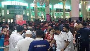 চট্টগ্রাম রেল স্টেশনে ঘরমুখো মানুষের উপচে পড়া ভিড়