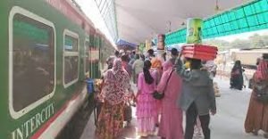 চট্টগ্রাম রেল স্টেশনে ঘরমুখো মানুষের উপচে পড়া ভিড়