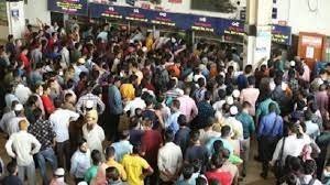 চট্টগ্রাম রেল স্টেশনে ঘরমুখো মানুষের উপচে পড়া ভিড়