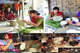 বরিশালে তাল পাতার পাখা তৈরিতে ব্যস্ত সময় পার করছেন কারিগররা