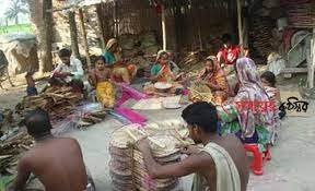 বরিশালে তাল পাতার পাখা তৈরিতে ব্যস্ত সময় পার করছেন কারিগররা