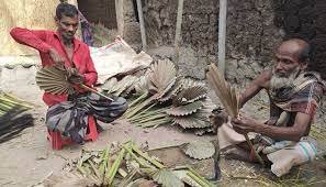 বরিশালে তাল পাতার পাখা তৈরিতে ব্যস্ত সময় পার করছেন কারিগররা