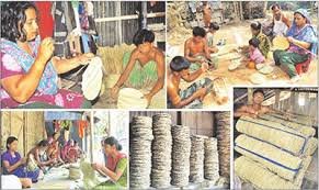 বরিশালে তাল পাতার পাখা তৈরিতে ব্যস্ত সময় পার করছেন কারিগররা