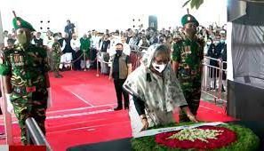 গ্রেনেড হামলায় নিহতদের প্রতি আওয়ামী লীগসহ বিভিন্ন সংগঠনের শ্রদ্ধা 3 গ্রেনেড হামলায় নিহতদের প্রতি আওয়ামী লীগসহ বিভিন্ন সংগঠনের শ্রদ্ধা